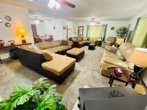 Family friendly, 3 bedroom house, with king bed for up to 15 - BBQ - Internet - jet tub